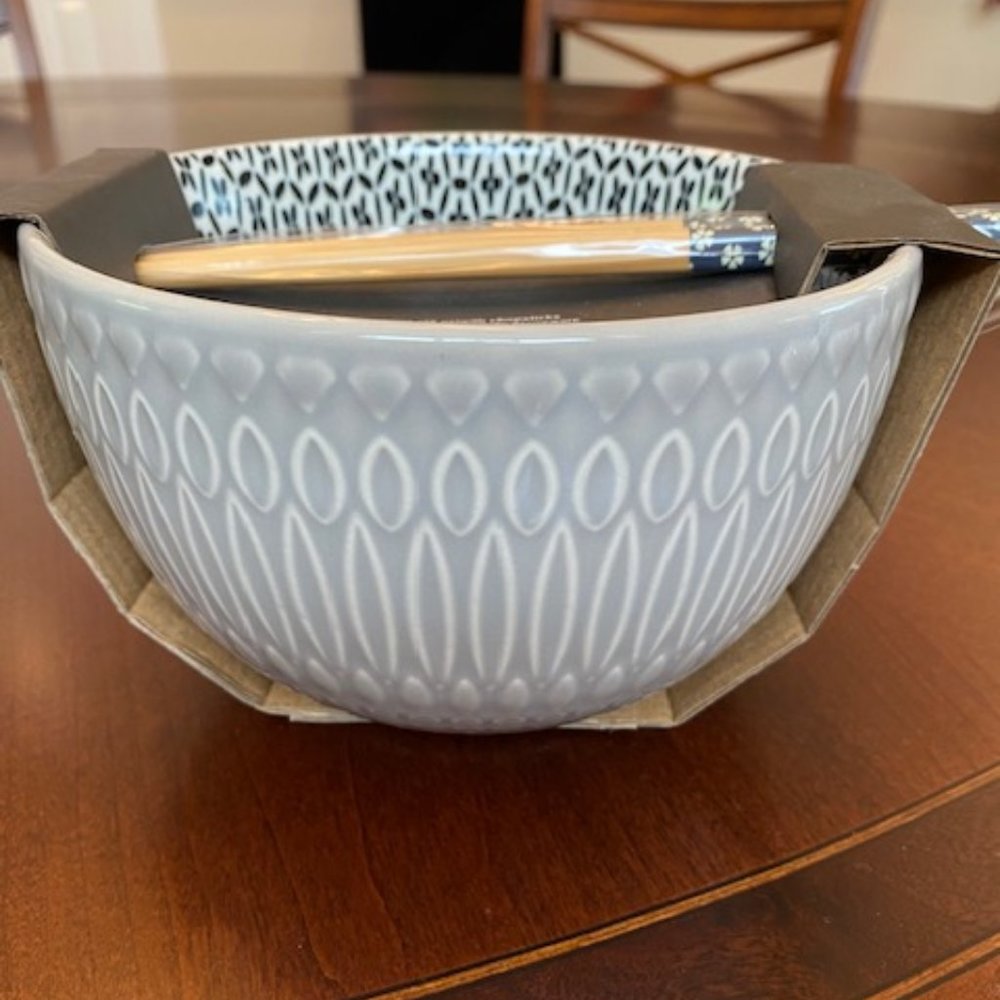 Signature Housewares 26-Ounce Noodle Bowls With Chopsticks